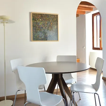 Casa Il Nido Bright Rooftop Nest アパート レッコ